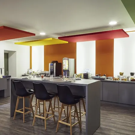 Ibis Styles Vieux Port מלון