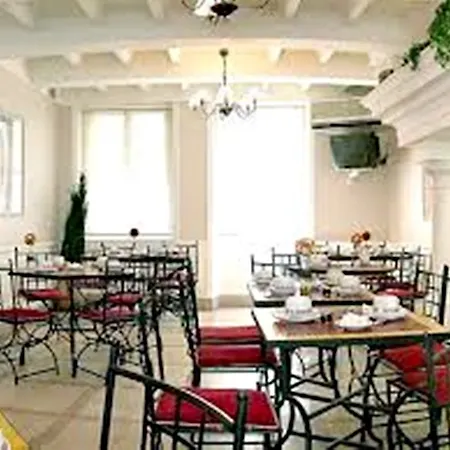 Ibis Styles Vieux Port מלון