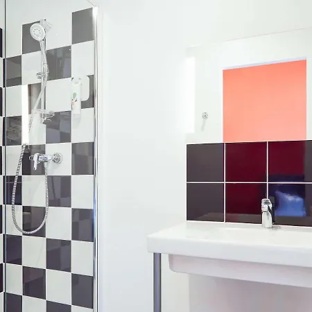מלון Ibis Styles Vieux Port 3*